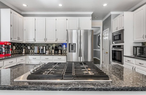 Inman House | New! Lux Mansion, 5 BR 4 BA, Heated Pool, Sleeps 12+