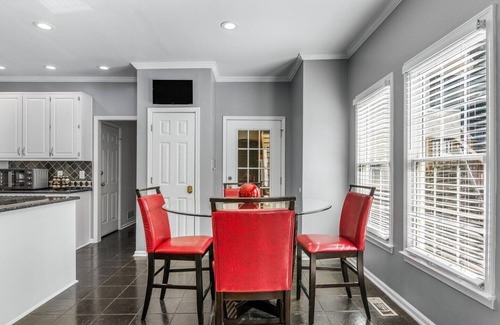Inman House | New! Lux Mansion, 5 BR 4 BA, Heated Pool, Sleeps 12+