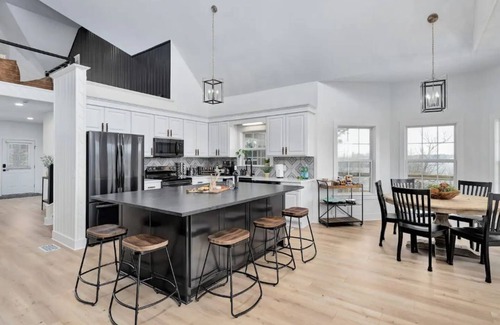 Arley House | New*Luxe Lakefront*Fully Loaded*Hot Tub*Fire Pit