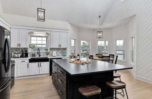 Arley House | New*Luxe Lakefront*Fully Loaded*Hot Tub*Fire Pit