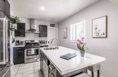 West Highland House | New-Luxe West Highland Haven, fully stocked, great location + free parking spot