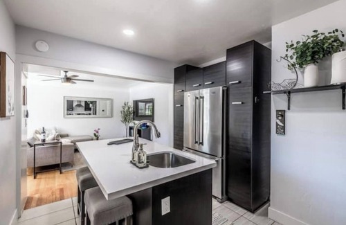 West Highland House | New-Luxe West Highland Haven, fully stocked, great location + free parking spot