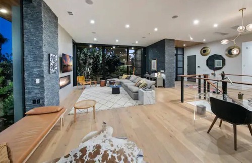 Muirlands Villa | New Luxurious Modern Oasis
