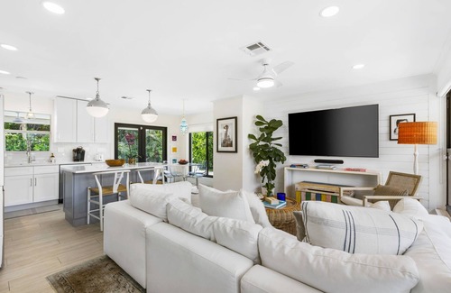 Southside House | New! Luxurious Villa with Pool in West Palm Beach. 5 min from the Beach!