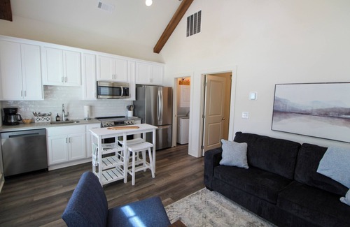 Auburn Cottage | New Luxury 1BR Cottage in Downtown Auburn!