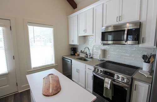 Auburn Cottage | New Luxury 1BR Cottage in Downtown Auburn!