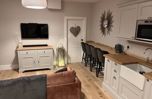 Twyford Apartment | NEW Luxury 2 bed Cottage in the Historic City Winchester with private parking