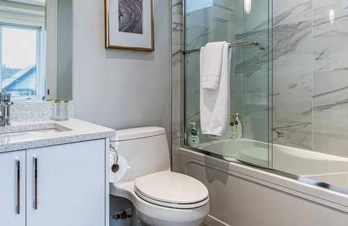Marpole House | New Luxury 3 Bedroom Duplex