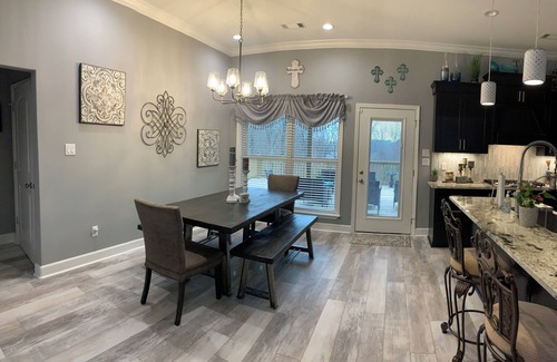 Jones Mills House | New Luxury 4BD House w/Hot Tub 5 mins from the Lake, Oaklawn & Shopping!