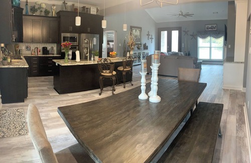 Jones Mills House | New Luxury 4BD House w/Hot Tub 5 mins from the Lake, Oaklawn & Shopping!