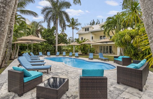 Nassau House | NEW Luxury, 4BDR, Spacious, Paradise Island, Steps from Atlantis, Pool