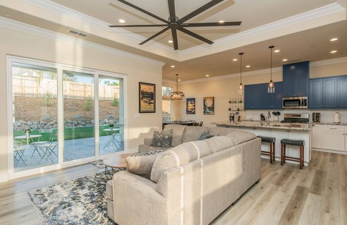 Redding House | *NEW Luxury 4Bdrm Home/Adventure Base Camp*