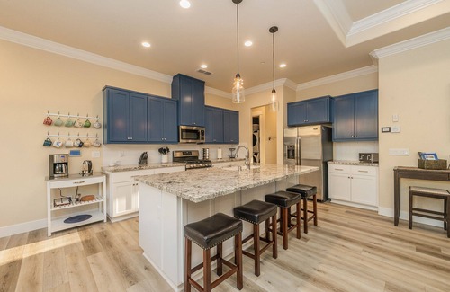 Redding House | *NEW Luxury 4Bdrm Home/Adventure Base Camp*