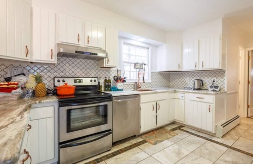 Woodstock Villa | New Luxury 5BR Woodstock Secret Retreat Near all Ski MT Heated Pool& Hot Tub