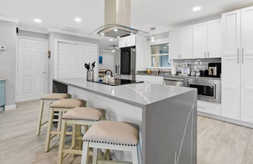 Tropic House | NEW! Luxury Beach Home w Pool Table for 11 people