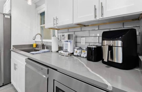 Tropic House | NEW! Luxury Beach Home w Pool Table for 11 people