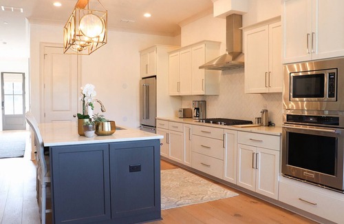 Oxford Condo | New luxury condo walking distance to the historic Oxford square.