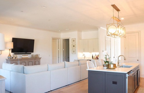 Oxford Condo | New luxury condo walking distance to the historic Oxford square.