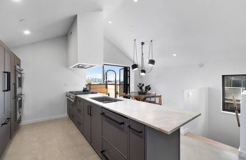Grandview-Woodland House | New Luxury Duplex - Live like a local in the lively Commercial Dr neighbourhood!