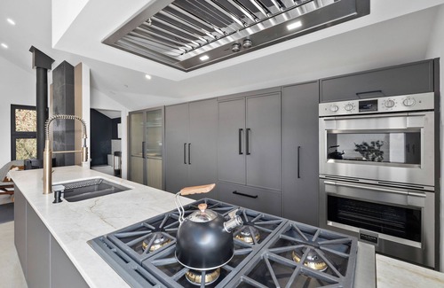 Grandview-Woodland House | New Luxury Duplex - Live like a local in the lively Commercial Dr neighbourhood!