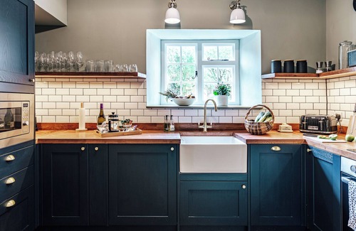 Tetbury Condo | NEW luxury historic apartment, private garden, parking, dog-friendly, in Tetbury