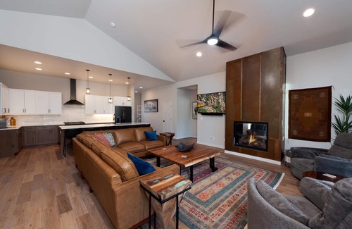 Trimble House | New Luxury Home 12 min. to Durango - AC - Hot Tub/Game Room - Mtn. Views