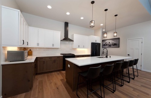 Trimble House | New Luxury Home 12 min. to Durango - AC - Hot Tub/Game Room - Mtn. Views