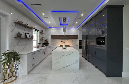 Surrey House | New Luxury Home | 6BR | HVAC | Free Parking & Pet Friendly