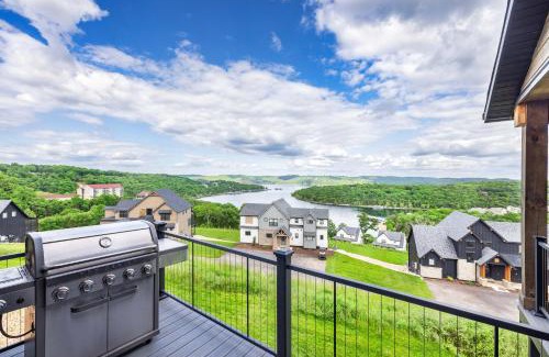 Kimberling City House | NEW! Luxury Lakefront Lodge 2 - RESORT Pool/Hot Tub - FREE amenities