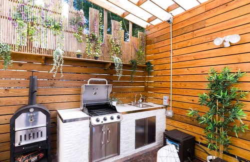 East Flushing Apartment | NEW! Luxury Modern w/Access to an Outdoor Kitchen Patio & Rooftop Terrace