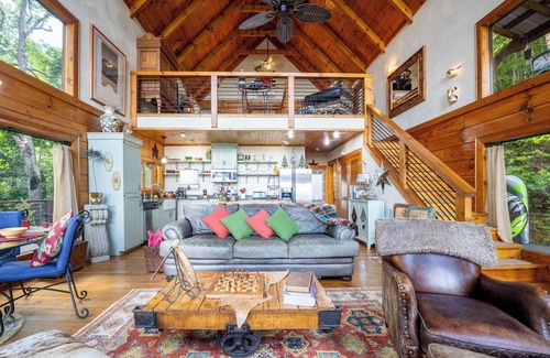 Robbinsville Cabin | NEW! Luxury Nantahala Cabin with Mtn Views, SoakTub, Fire Pit