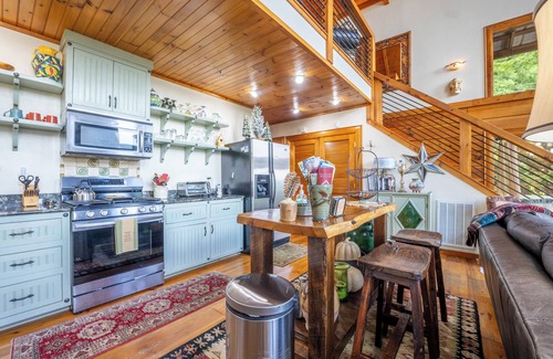 Robbinsville Cabin | NEW! Luxury Nantahala Cabin with Mtn Views, SoakTub, Fire Pit