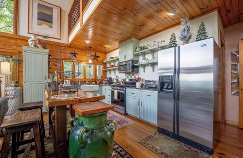 Robbinsville Cabin | NEW! Luxury Nantahala Cabin with Mtn Views, SoakTub, Fire Pit