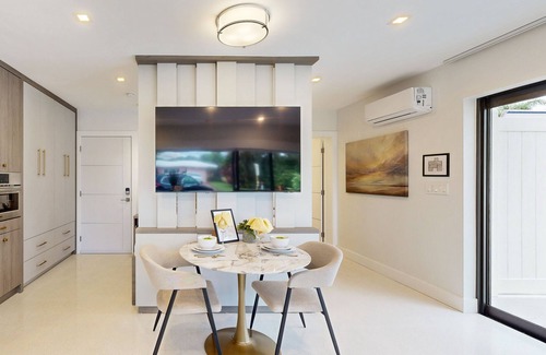 North Corals Apartment | New-Luxury, Private, Modern w/Patio 1 Mi to Beach