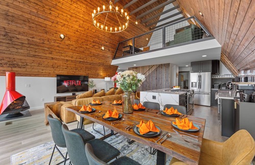 Maggie Valley House | New! Luxury Sunset Mountain Views! HotTub, GameRm & Theatre -Maggie Valley-Sylva