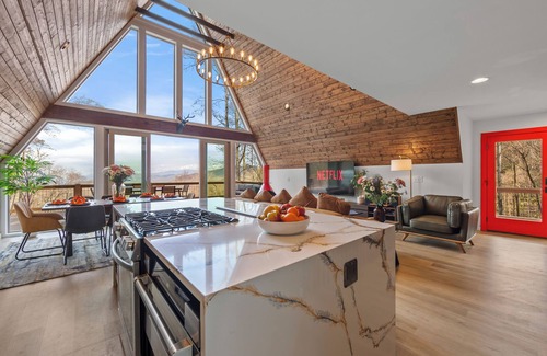 Maggie Valley House | New! Luxury Sunset Mountain Views! HotTub, GameRm & Theatre -Maggie Valley-Sylva