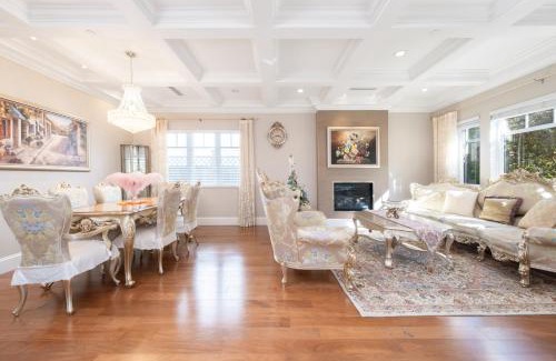 Kerrisdale Villa | New Luxury Three Bedroom Villa near Shops and Greenway