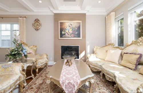 Kerrisdale Villa | New Luxury Three Bedroom Villa near Shops and Greenway