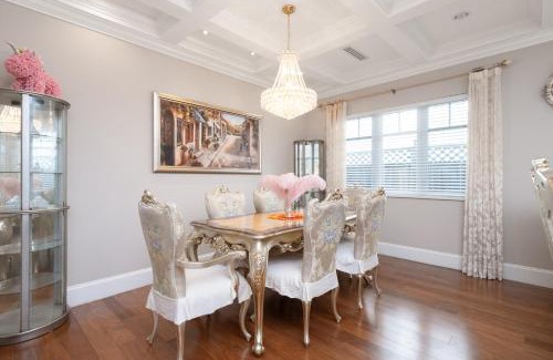 Kerrisdale Villa | New Luxury Three Bedroom Villa near Shops and Greenway