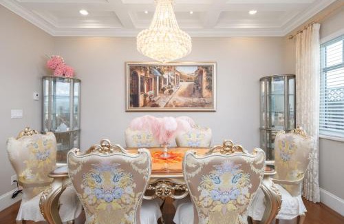 Kerrisdale Villa | New Luxury Three Bedroom Villa near Shops and Greenway