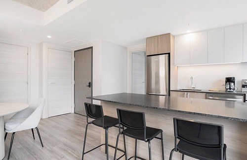 Quartier des Spectacles Apartment | New Luxury Unit in Heart of MTL 903 | Metro access