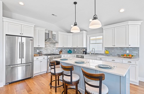 South Beach Haven House | NEW LUXURY HOME, 2 houses from BEACH,5 Bedroom,Sleeps 12,Heated POOL, Game Room