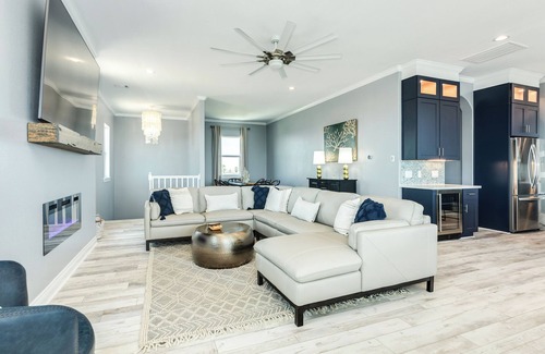 San Luis House | NEW Luxury Waterfront @San Luis Pass 2 Primary Suites, Family Friendly Sleeps 18