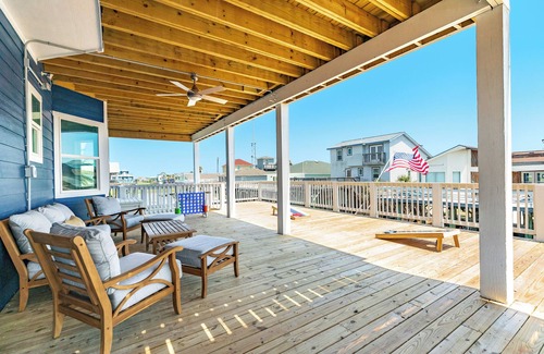 San Luis House | NEW Luxury Waterfront @San Luis Pass 2 Primary Suites, Family Friendly Sleeps 18