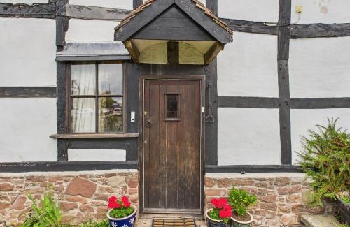 Putley House | NEW Mainstone House Retreat by Signature Stays