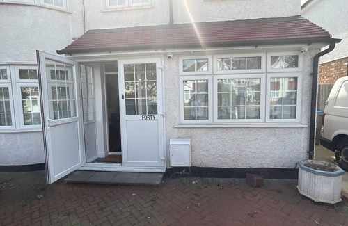Coombe Vale House | New Malden - 4 Beds - Sleeps 8 - Garden - WiFi