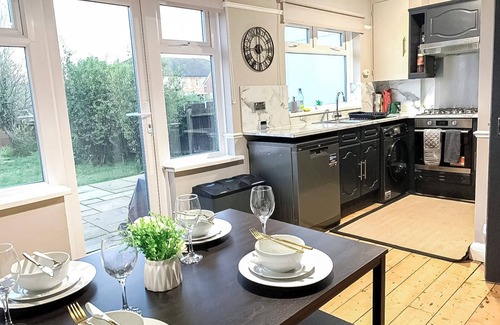 Beverley Apartment | New Malden Cosy 3-bedroom House w/FREE Parking & Private Garden near Koreatown