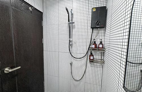 Phra Khanong Nuea Villa | NEW! MAX 20 People, 300m to Phra Khanong BTS , Thonglo, Em District, Terminal 21,12Bed, 5Bath
