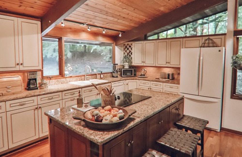 Lynn House | NEW Mid-Century Forest Retreat - 12mins to TIEC