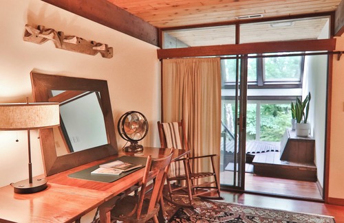Lynn House | NEW Mid-Century Forest Retreat - 12mins to TIEC